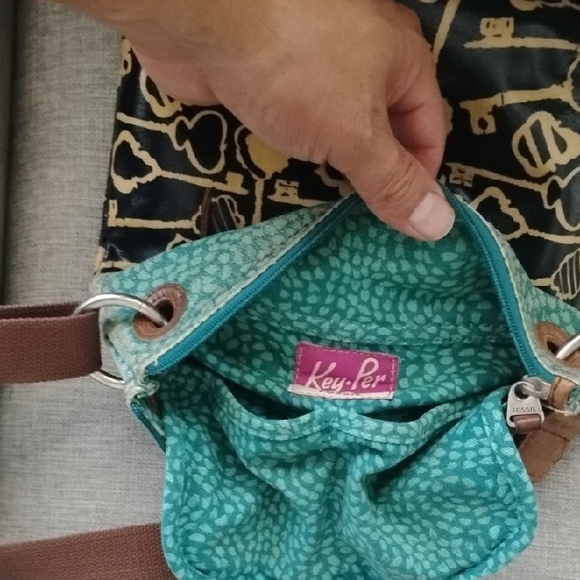 Fossil Blue and Gold Crossbody Bag with Key Pattern,looks used but in good shape - Picture 5 of 10